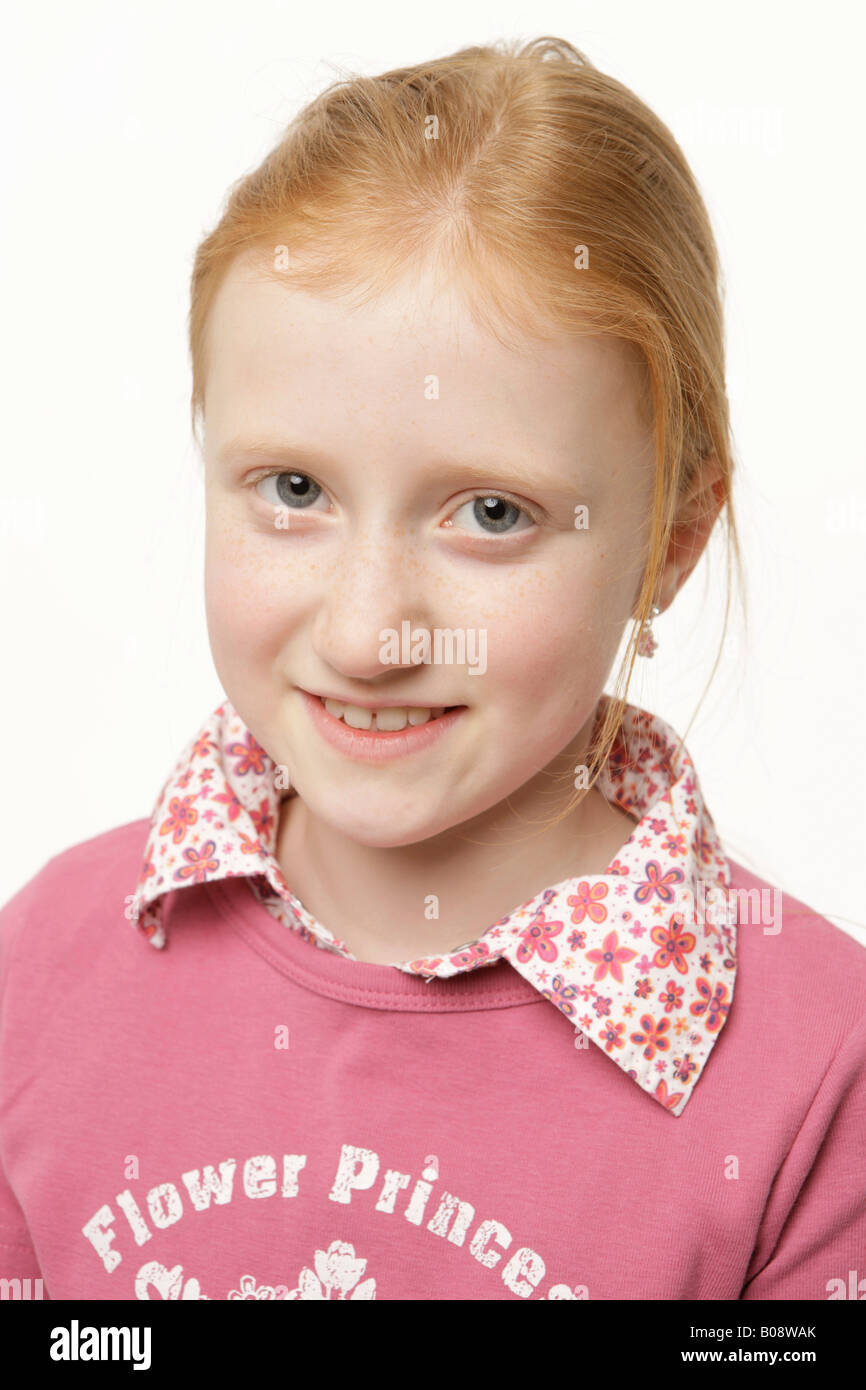 8 Jahre altes Mädchen mit roten Haaren, Porträt Stockfoto
