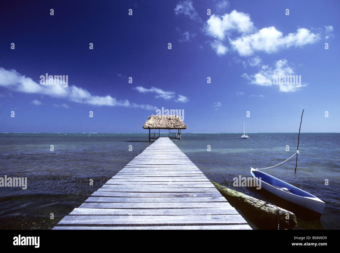 Neben einer langen Boote anlegen, Insel Caye Caulker, Belize, Mittelamerika Stockfoto
