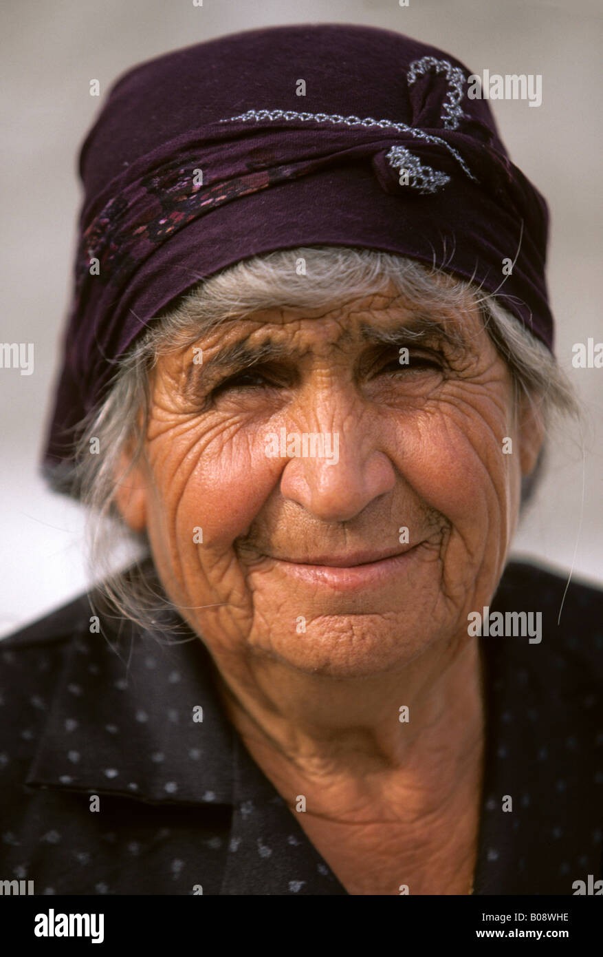 Alte Bäuerin mit lila Kopftuch, Zypern Stockfoto