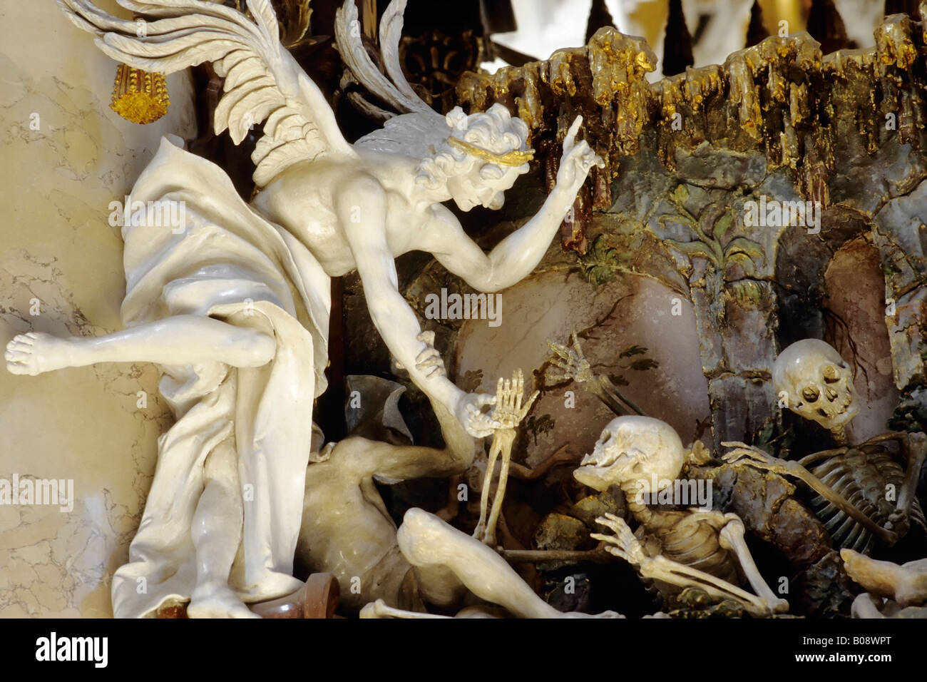 Engel hält die Hand eines Leichnams, Barock dekorative Skulptur am Rednerpult, barocke Klosterkirche Zwiefalten, Oberschwaben, Baden Stockfoto