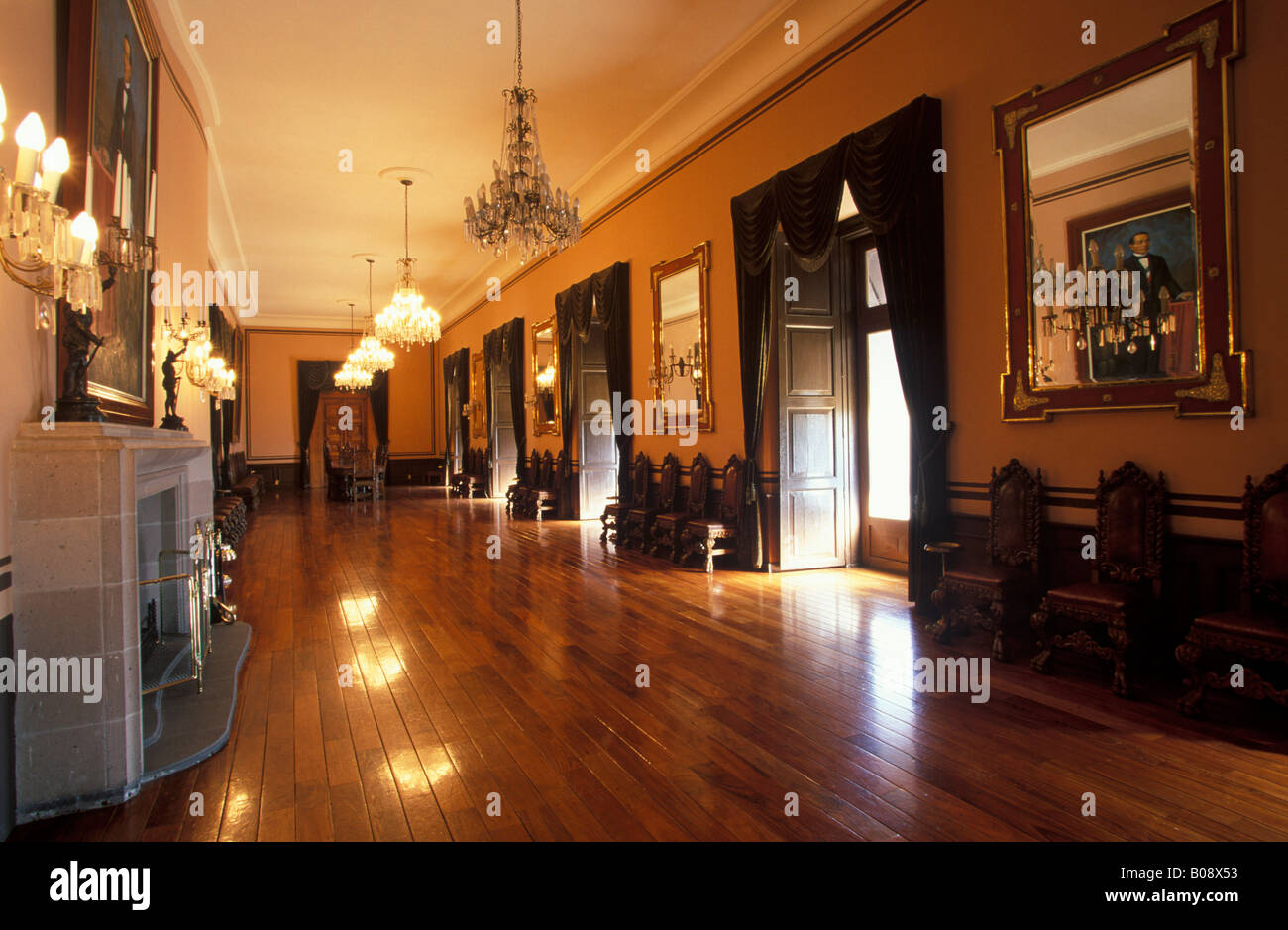 Sala Juarez Halle, Saal mit Kronleuchtern im Palacio de Gobierno städtische Regierungspalast, San Luis Potosí, Mexiko Stockfoto