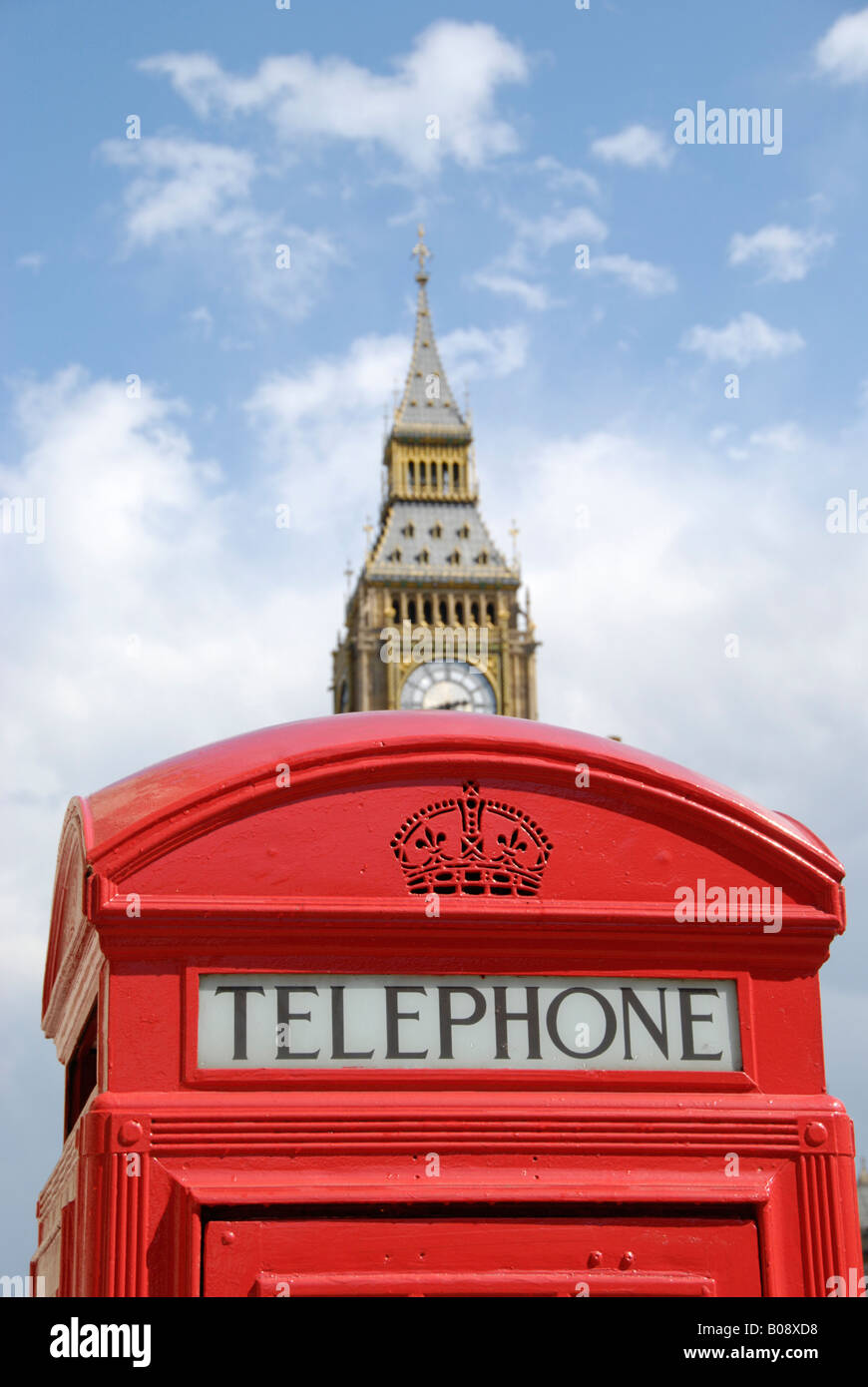 Traditionelle britische Rote öffentliche Telefonzelle mit Big Ben in der Ferne London England Stockfoto