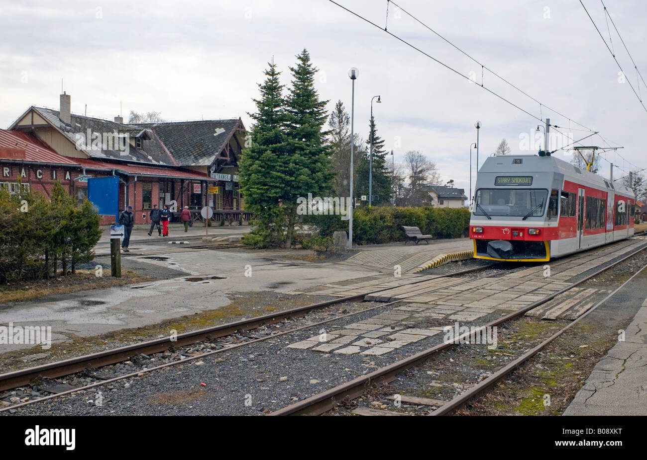 Tatra-Zug am Bahnhof von Tatranska Lomnica, Slowakei Stockfoto