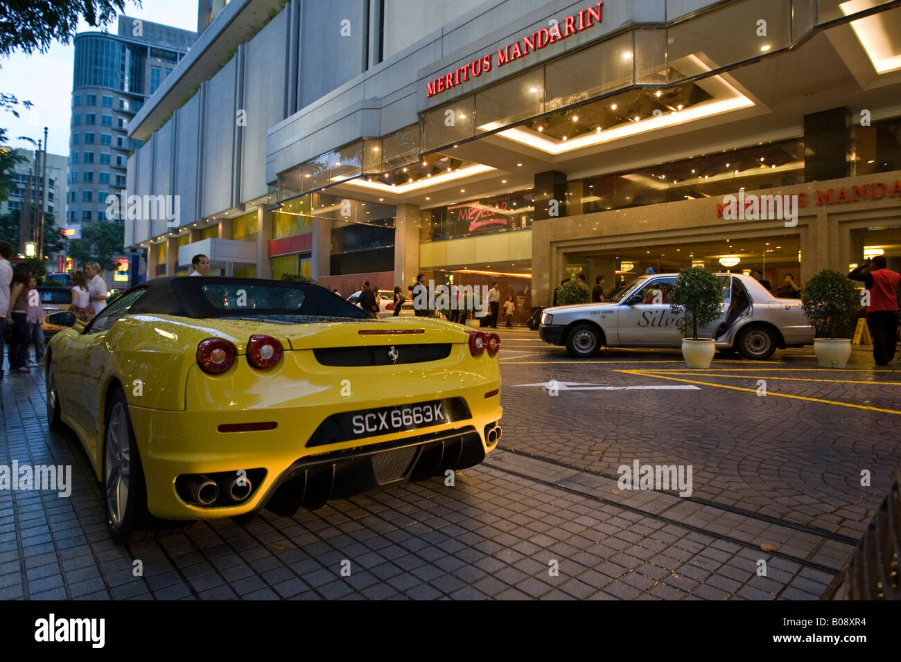 Gelben Ferrari parkte vor dem Meritus Mandarin Hotel, Orchard Road, Singapur, Südostasien Stockfoto