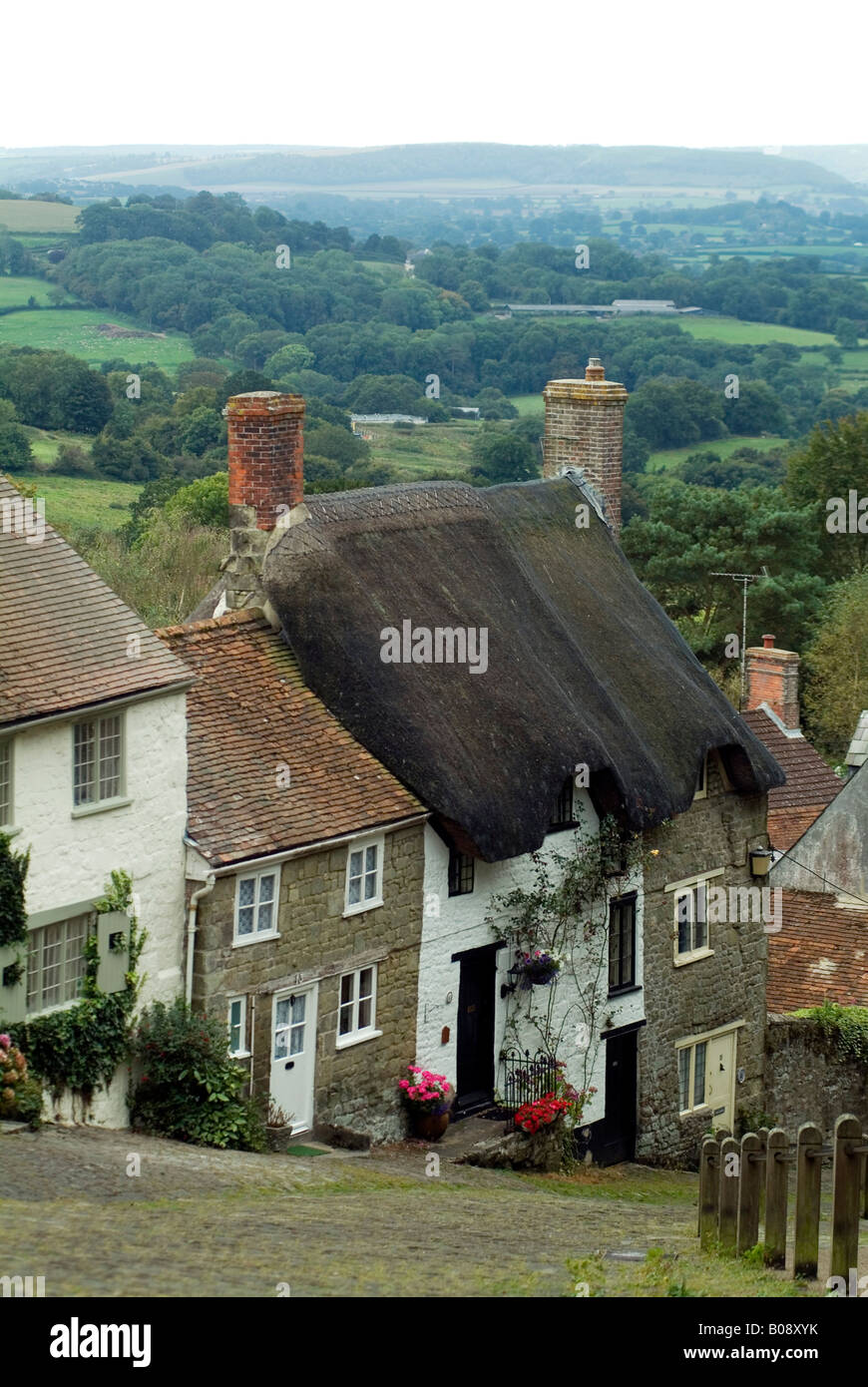 Reet und Ziegel überdachte Hütten in Gold Hill, englische Landschaft, Shaftesbury, Dorset, England, UK Stockfoto