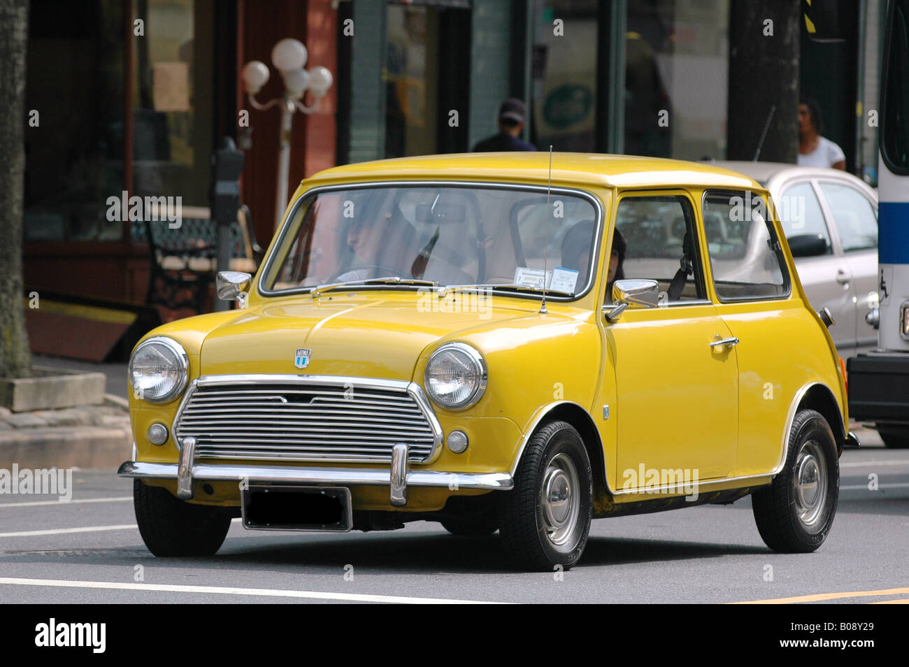 sehr kleine europäische Auto auf einer Straße in New York City Stockfoto