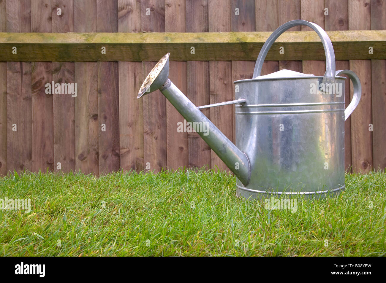 Glavanised Stahl auf dem Rasen im Garten Bewässerung Stockfoto