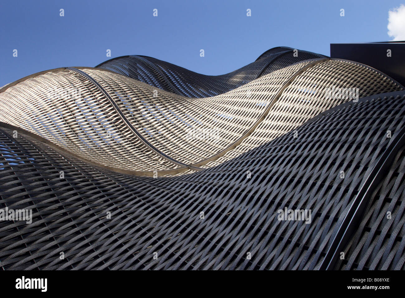 Am Abend Sonnenlicht macht Wellen auf eine architektonische Fassade aus Stahl weben (1) Stockfoto