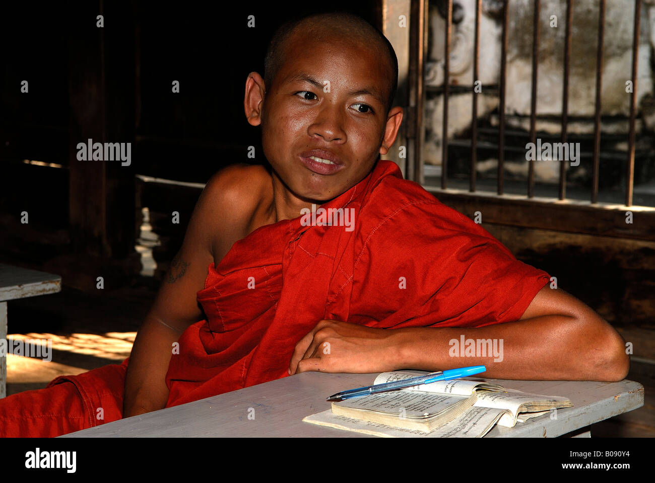 Young-buddhistischer Mönch studieren, Mandalay, Myanmar (Burma), Südost-Asien Stockfoto