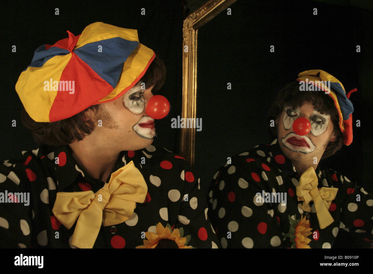 Clown sein trauriges Spiegelbild lächelt Stockfoto