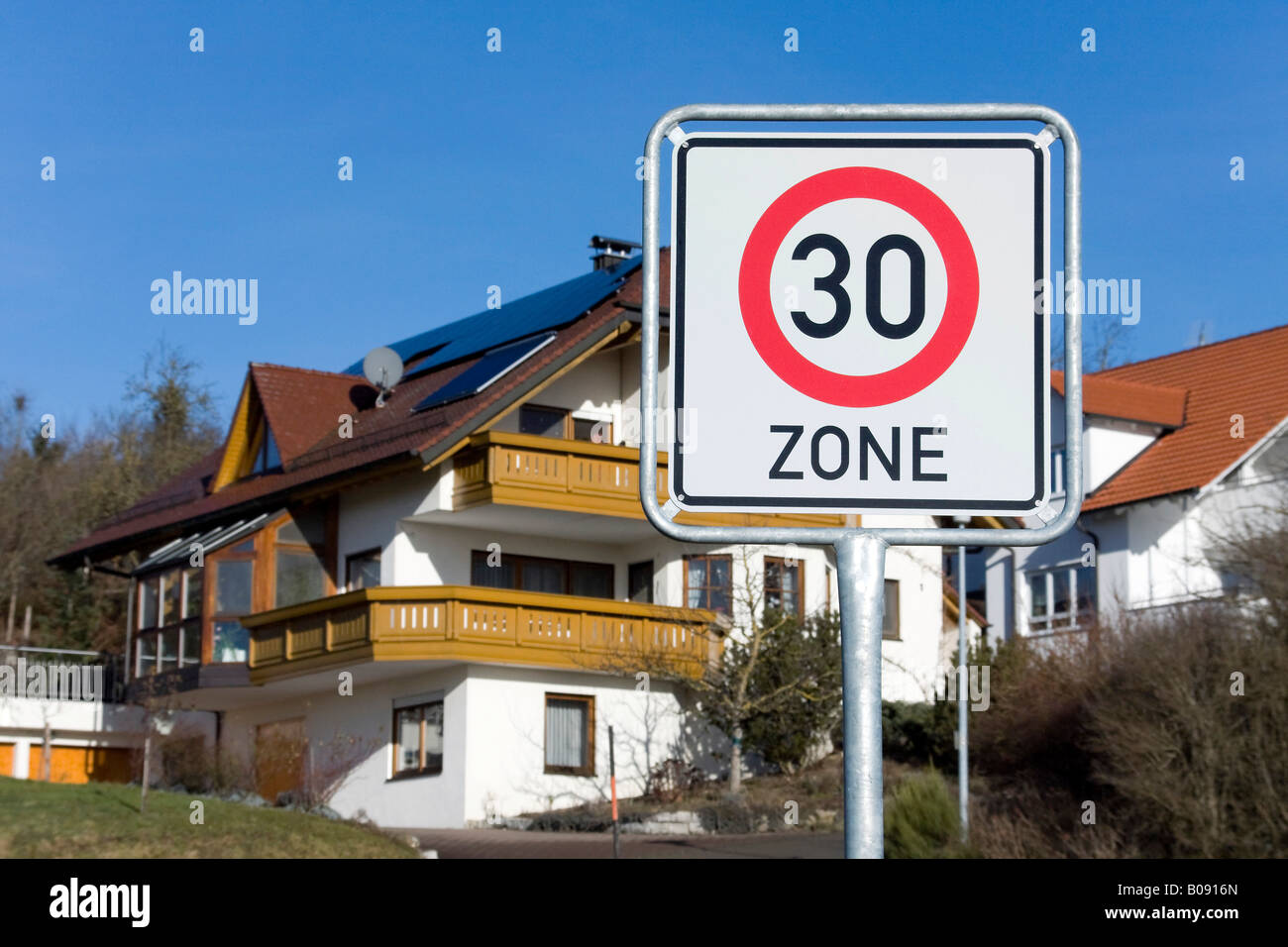 Verkehrszeichen in einer Wohngegend, 30 km/h Höchstgeschwindigkeit Stockfoto