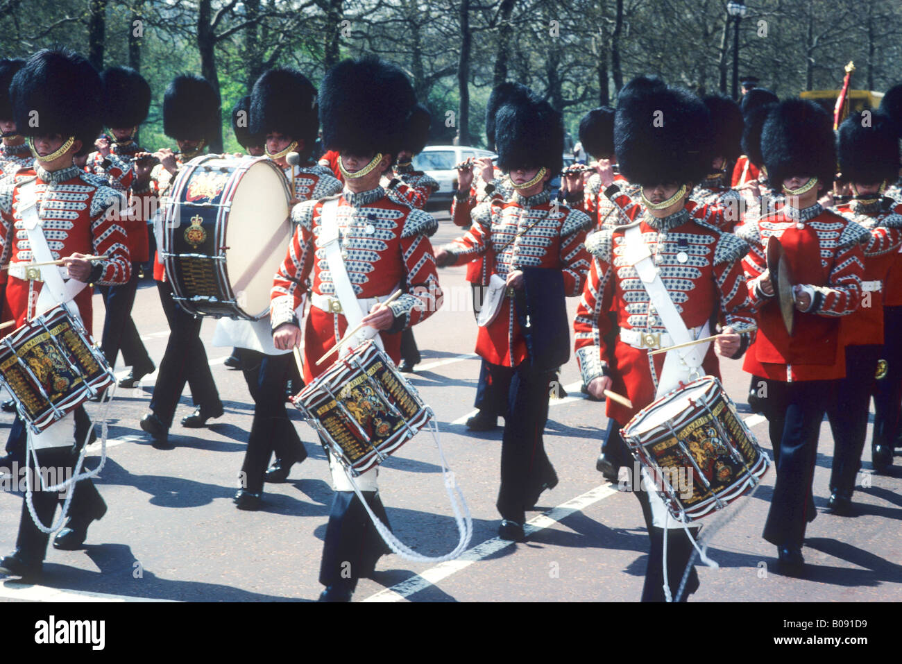 Grenadier Guards band Kapellenmitglieder marschieren die Mall London England UK britische Armee einheitliche militärische Trommeln Zeremonie Zeremoniell Stockfoto