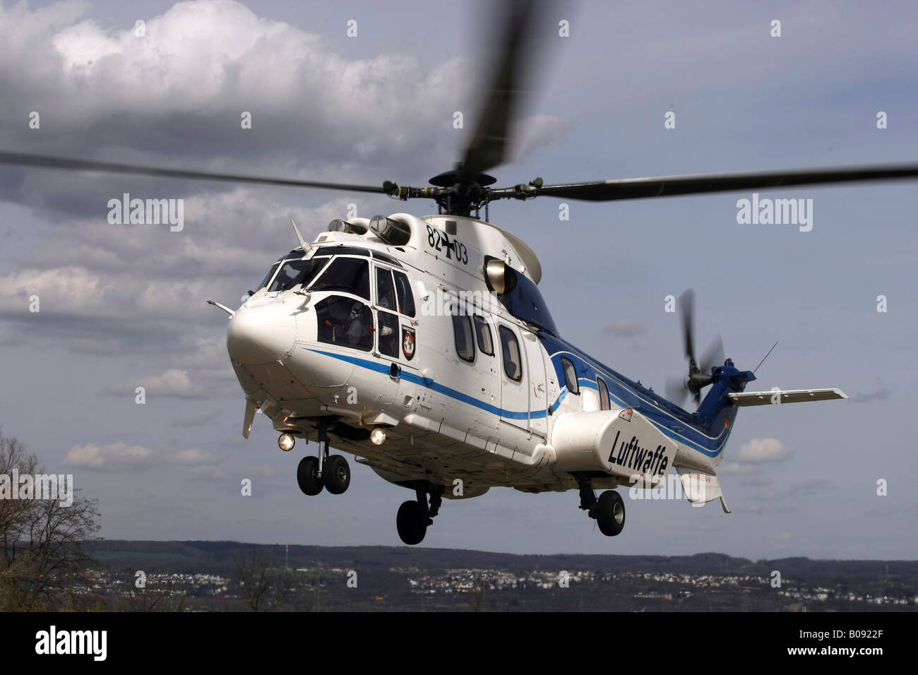Cougar AS 532 Hubschrauber von der Flugbereitschaft, VIP-Geschwader der deutschen Luftwaffe während des Fluges verwendet Stockfoto