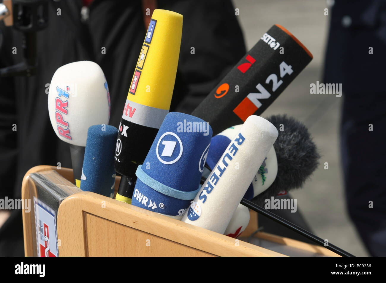 Deutsche Presse Mikrofone an einem Pult befestigt Stockfoto