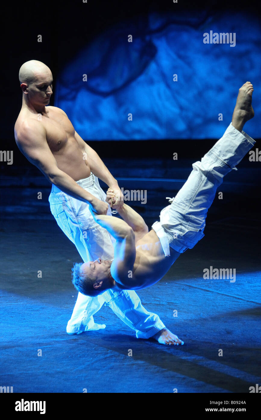 Zwei männliche Akrobaten im Zirkus Flic Flac in Koblenz, Deutschland Stockfoto