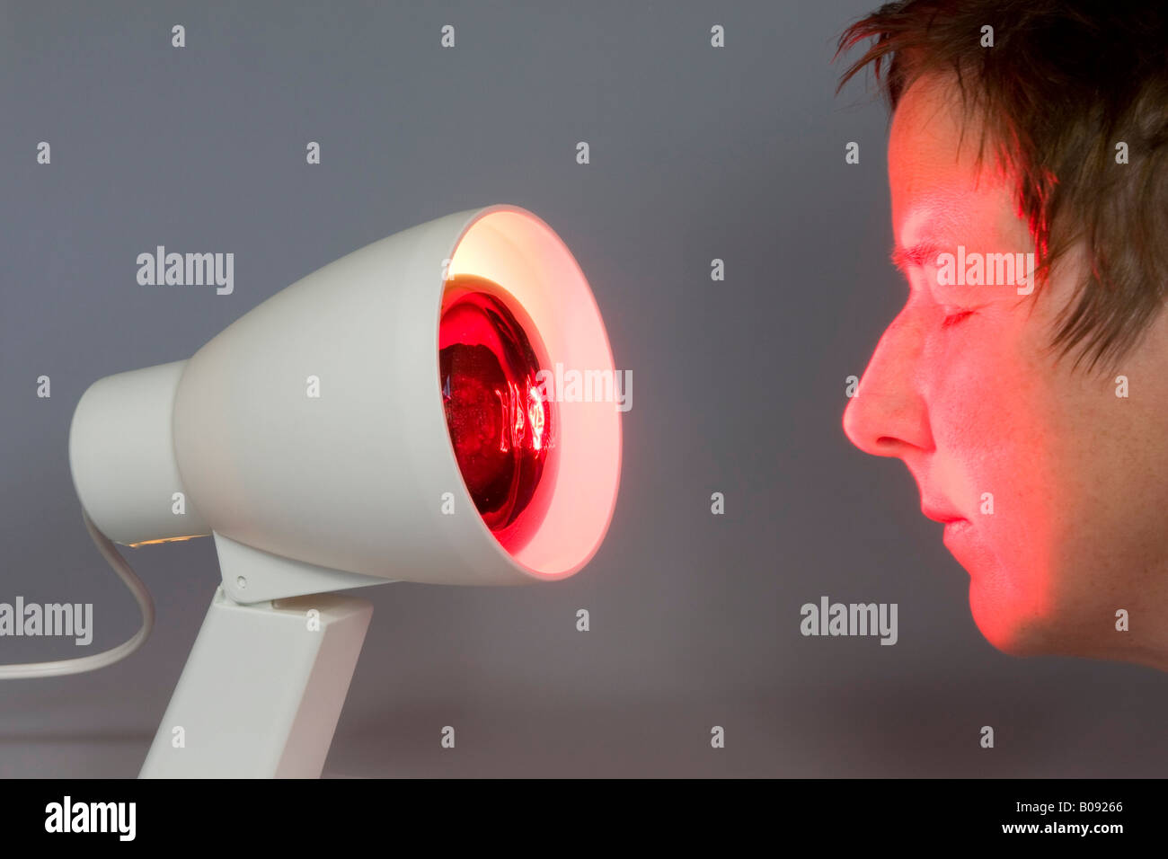 Infrarot-Lampe, Licht strahlen auf das Gesicht einer Frau Stockfotografie -  Alamy