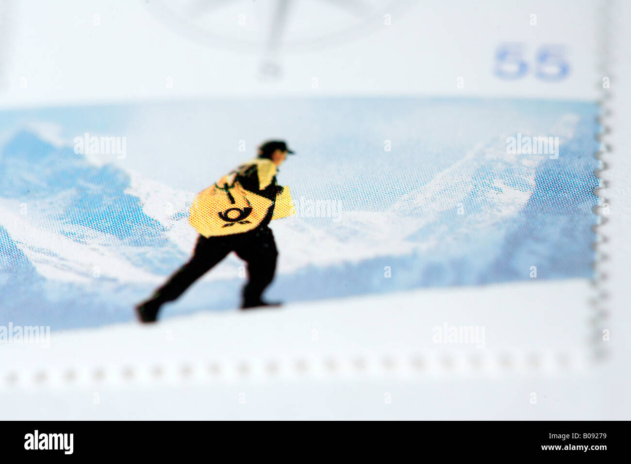 Deutsche Post, Deutsche Post-Briefträger, der Briefträger in den Bergen, Stempel Design Stockfoto