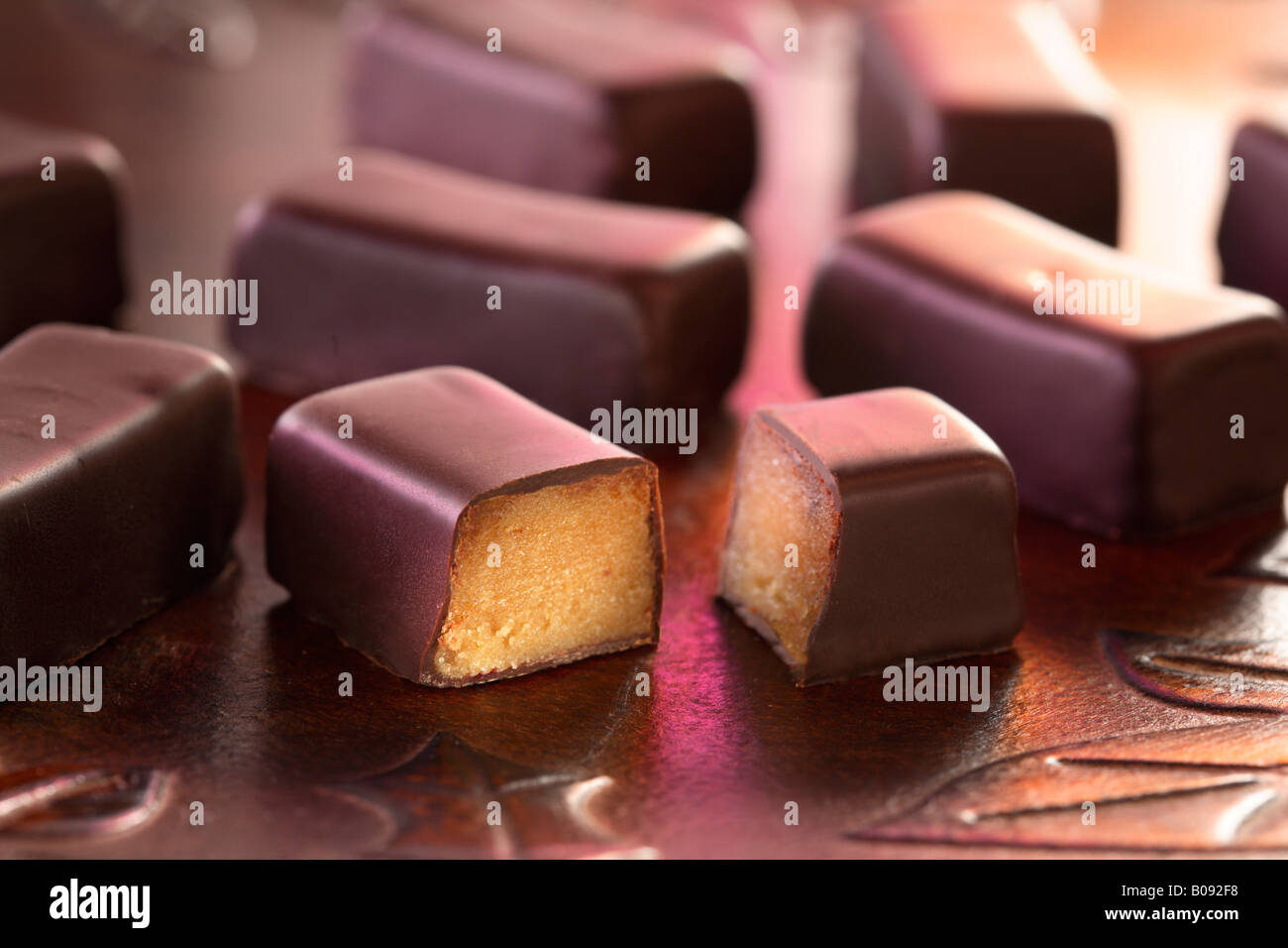 Feine Marzipan mit Schokolade überzogen Stockfoto