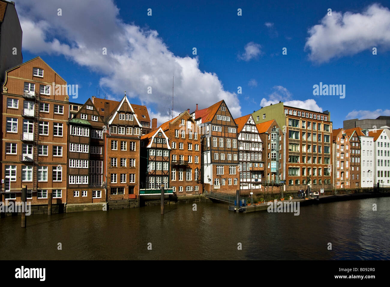 Historischen Lagerhäusern entlang der Nikolaifleet Uferpromenade in der Altstadt von Hamburg, Deutschland Stockfoto
