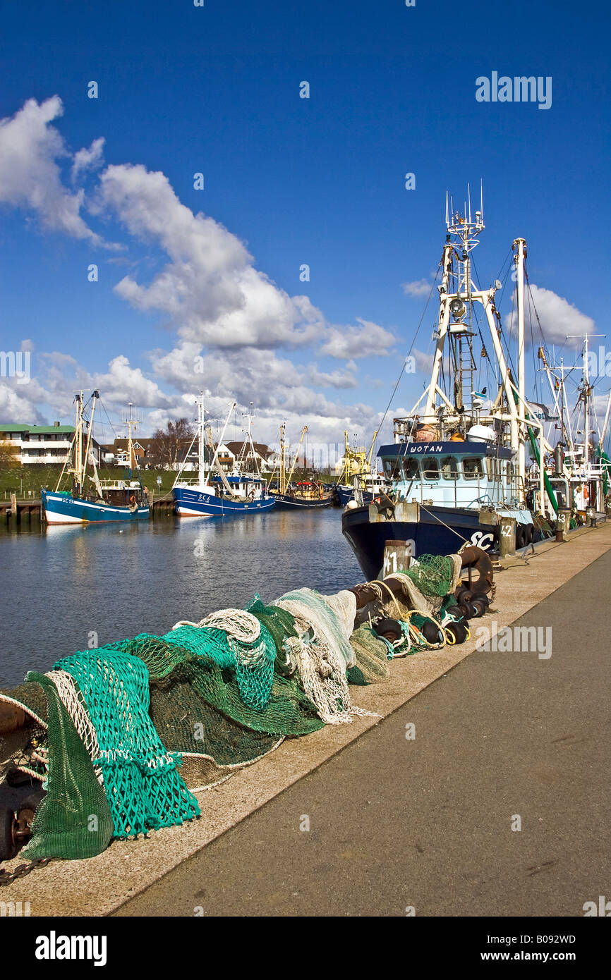 Fischkuttern und Fischernetze im Hafen von der Nordsee resort Stadt Büsum, Dithmarschen, Schleswig-Holstein, Watte Stockfoto