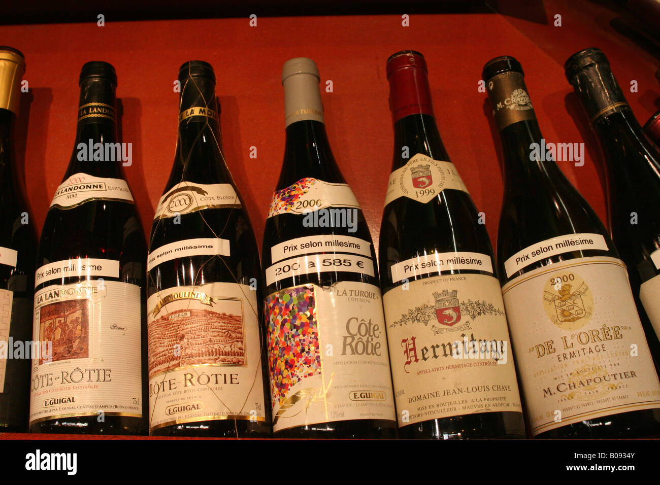 Flaschen Rotwein, Paul Bocuse Markthalle, Lyon, Frankreich Stockfoto