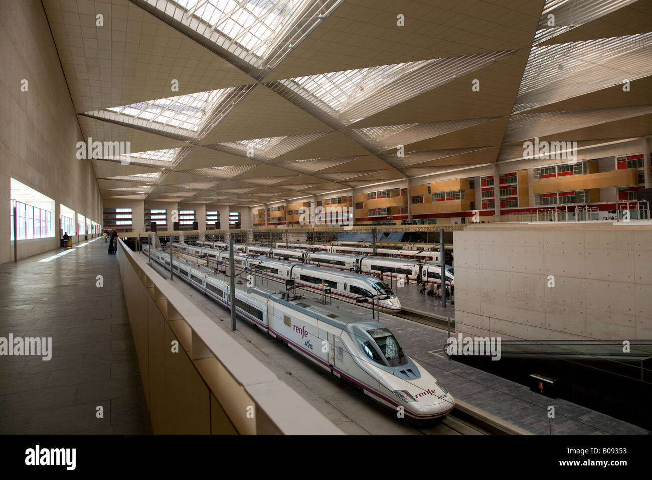 Hochgeschwindigkeitszug AVE der spanischen Eisenbahngesellschaft Renfe in Zaragoza Delicias Bahnhof, Zaragoza, Saragossa, Aragon, S Stockfoto