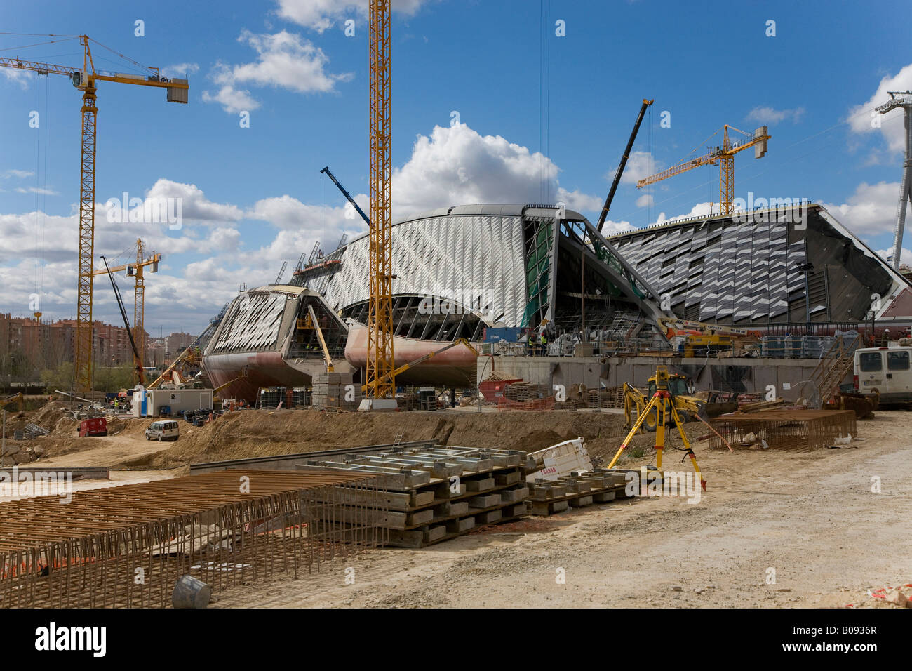 Pavillon-Baustelle, entworfen von der Architektin Zaha Hadid, auf dem Gelände der Expo 2008, Zaragoza, Saragossa, Aragon, Spanien zu überbrücken Stockfoto