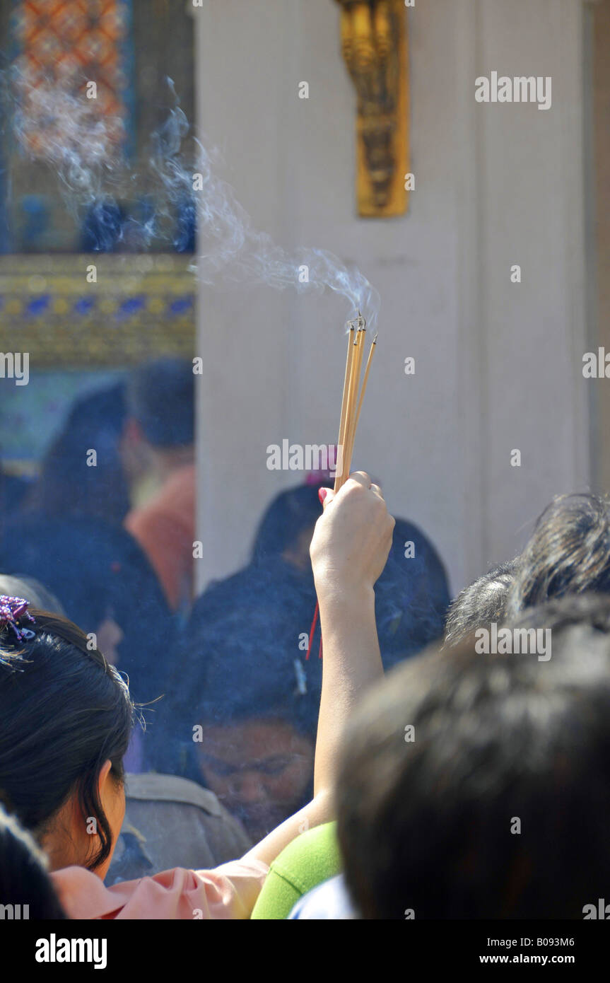 Paryers im vorderen Tempel des Jade-Buddha-Statue im Wat Phra Kaeo, großer Palast, Thailand, Bangkok Stockfoto