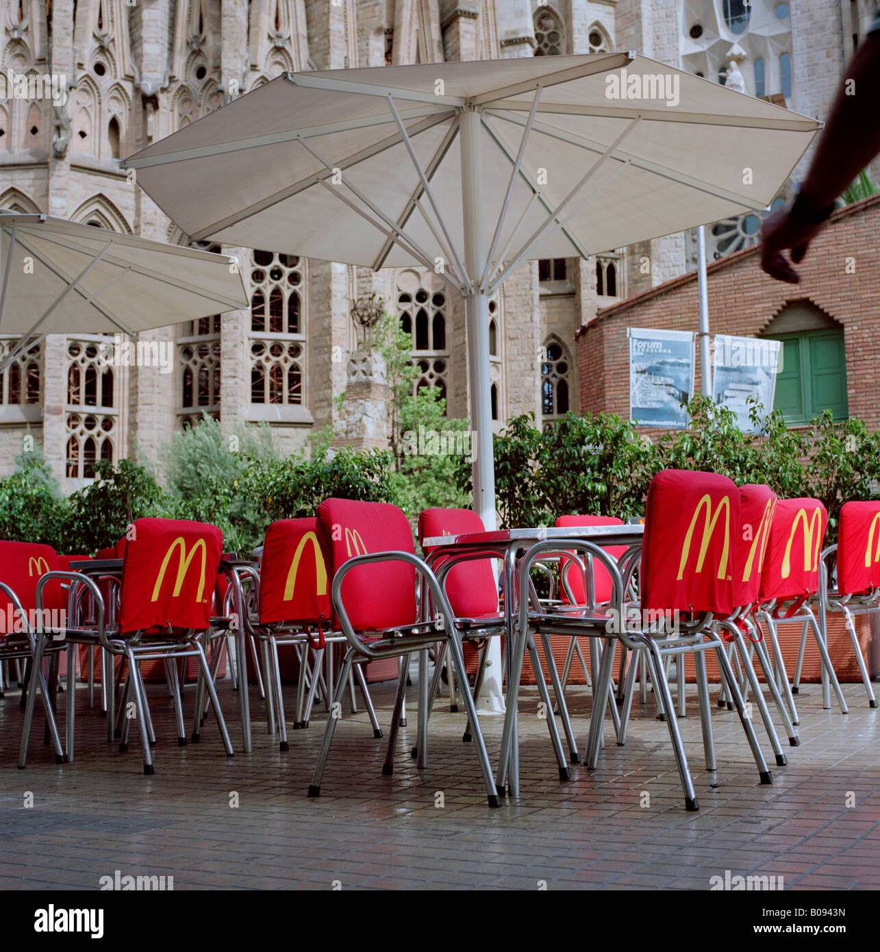 MacDonalds gebrandmarkt Sitzgelegenheiten im Freien vor Gaudís Kathedrale Sagrada Familia, Barcelona im Sommer Stockfoto