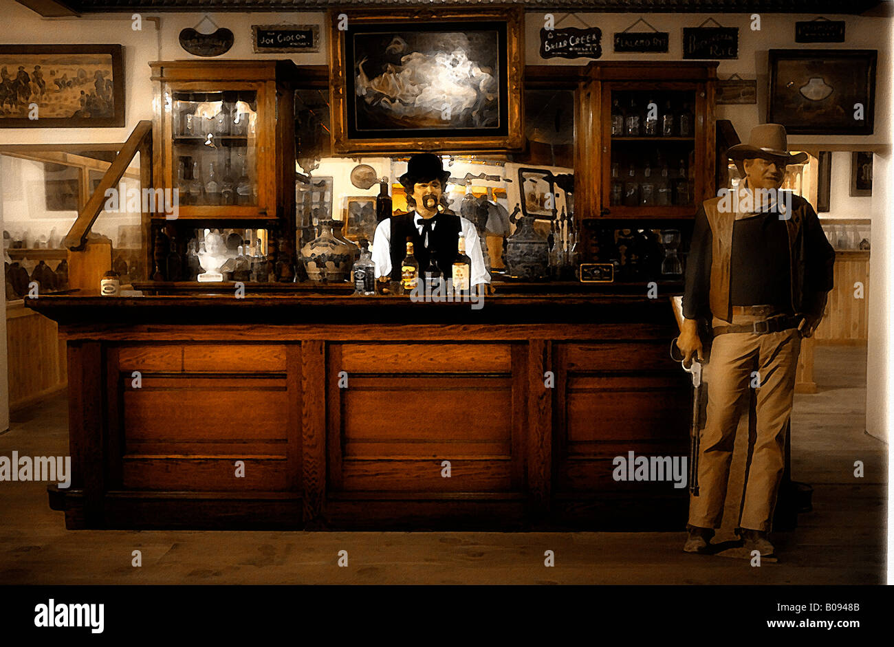 Bild der Prüfpuppe Barkeeper hinter der Theke ein Vintage Westernsaloon mit einer Pappe Figur des John Wayne Stand in der Nähe. Stockfoto
