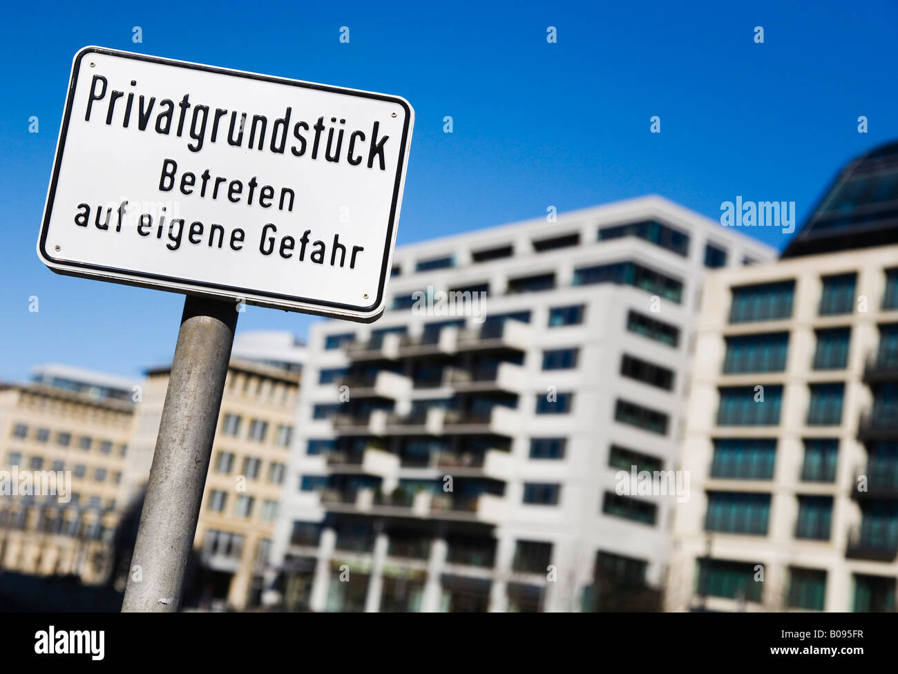 Privatgrundstueck, Zeichen markieren von Privateigentum in Berlin-Mitte, Berlin, Deutschland Stockfoto