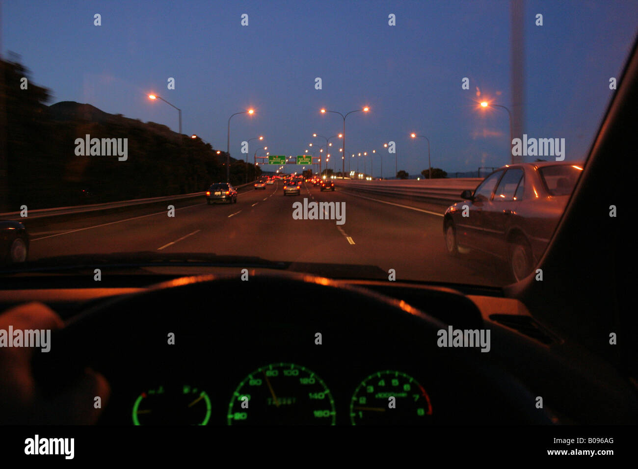 Des Fahrers Sicht während der Rush Hour am Abend nach Hause zu fahren. Stockfoto