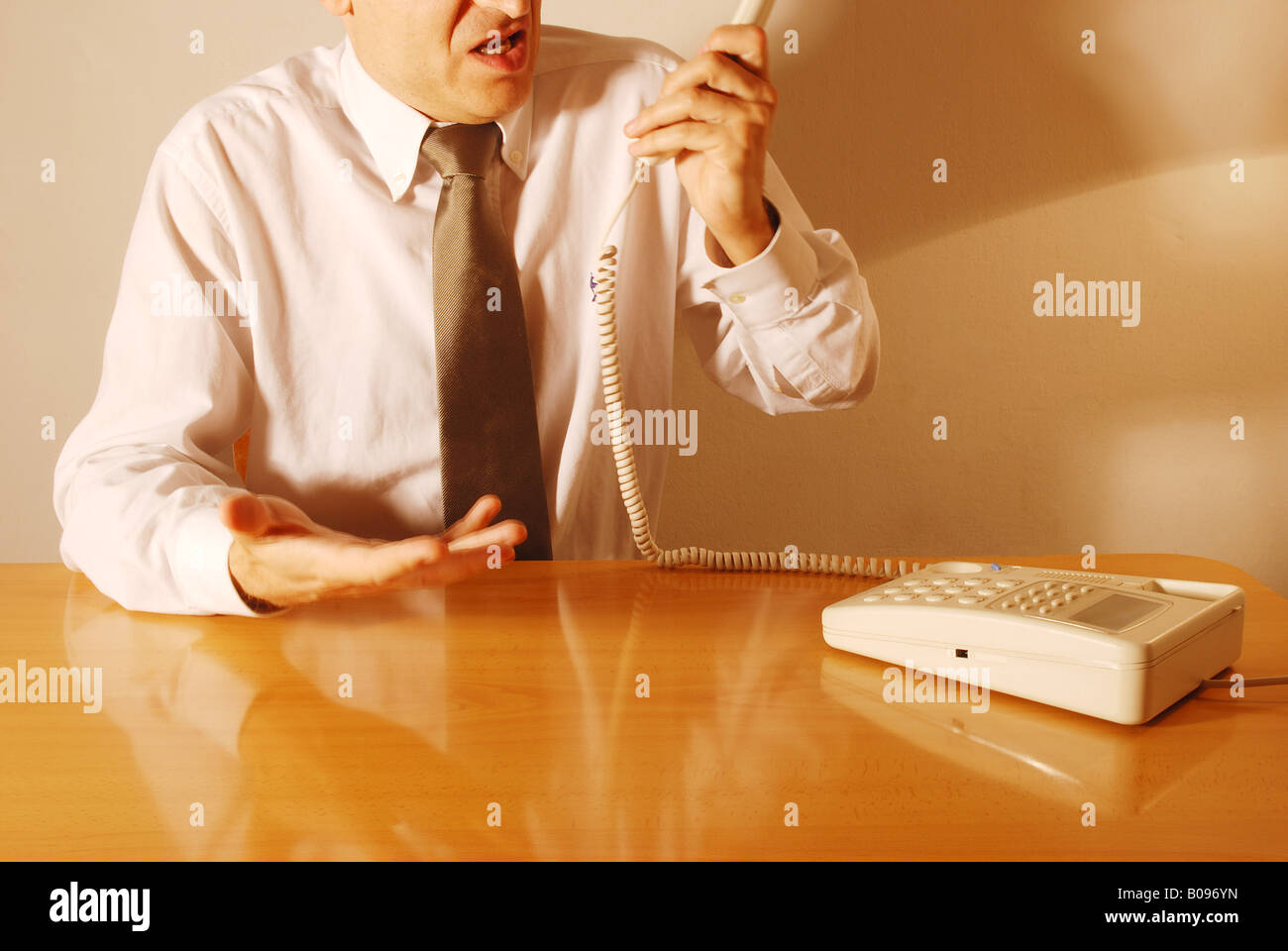 Gesten: am Telefon zu sprechen. Angewidert. Stockfoto