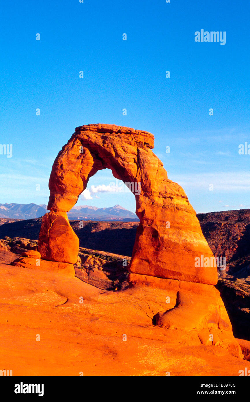 Delicate Arch und der La Sal Strecke, Arches-Nationalpark, Utah, USA Stockfoto