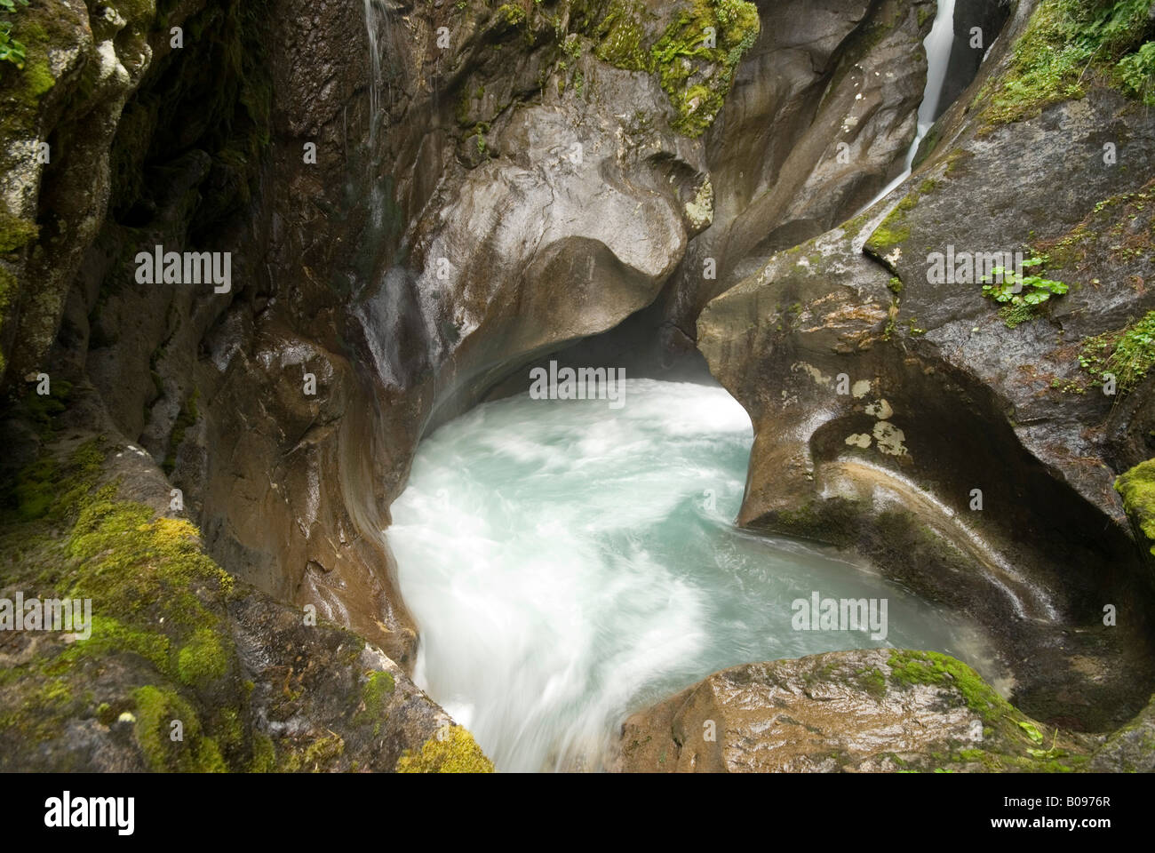 Schnell fließende Wasser in eine Gorge alpine, gerecht-Tal, Salzburg, Österreich Stockfoto