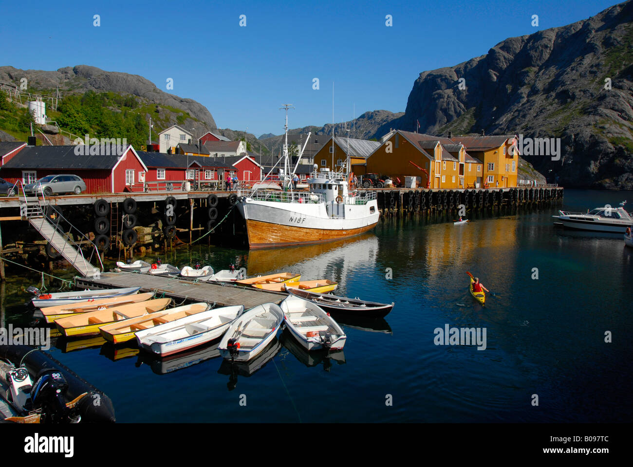 Boote im malerischen Hafen von Nusfjord, Lofoten Inseln, Norwegen, Skandinavien Stockfoto