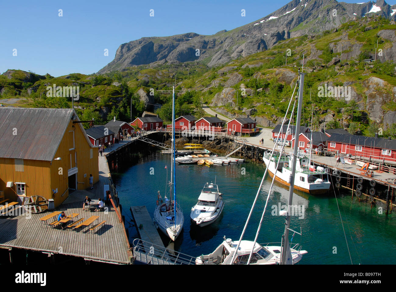 Boote in den Hafen und rot aus Holz "Rorbu" Häusern in Nusfjord, Lofoten Inseln, Norwegen, Skandinavien Stockfoto