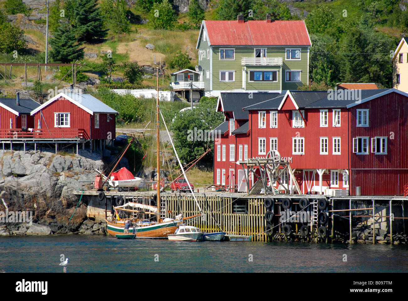 Alten Segelboot und rot aus Holz "Rorbu" Häuser, Lofoten Inseln, Norwegen, Scandinavia Stockfoto