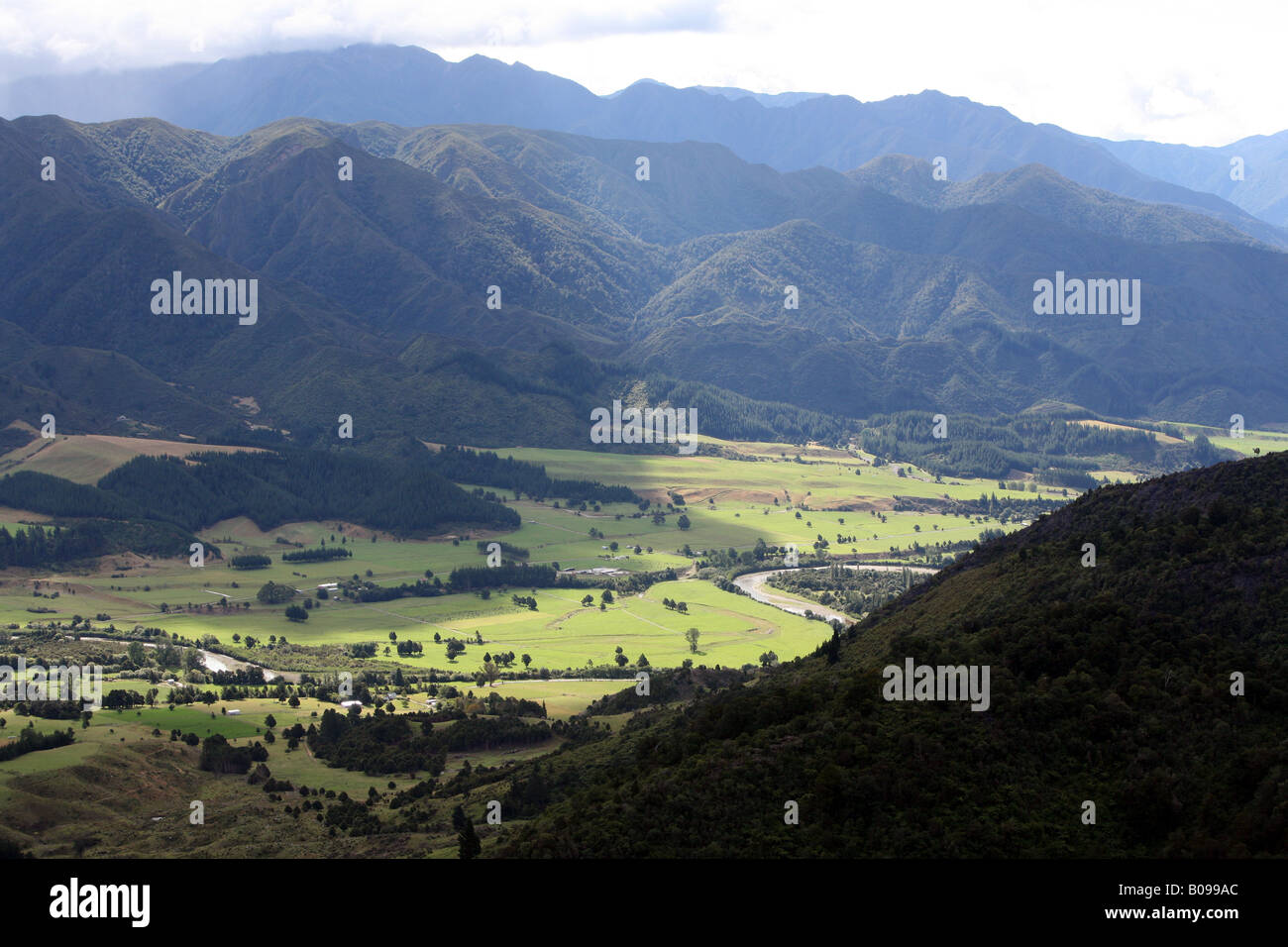 Ansicht West und Nord-West aus Harwoods Aussichtspunkt auf Takaka Hill Nordinsel Neuseeland Stockfoto