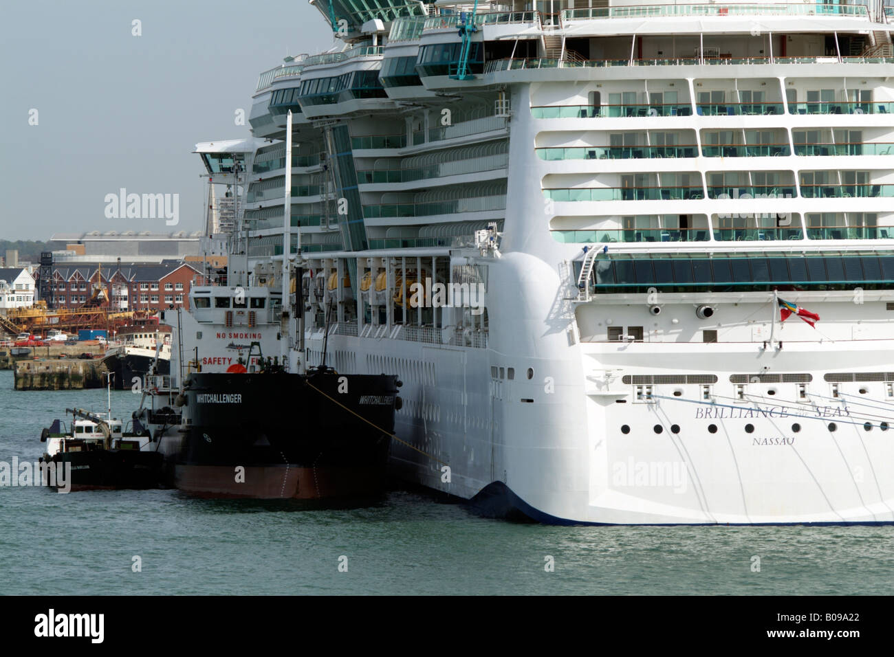 Brilliance of the Seas Kreuzfahrt Schiff neben am Terminal im Hafen von Southampton-Englands Königin Elizabeth II Stockfoto