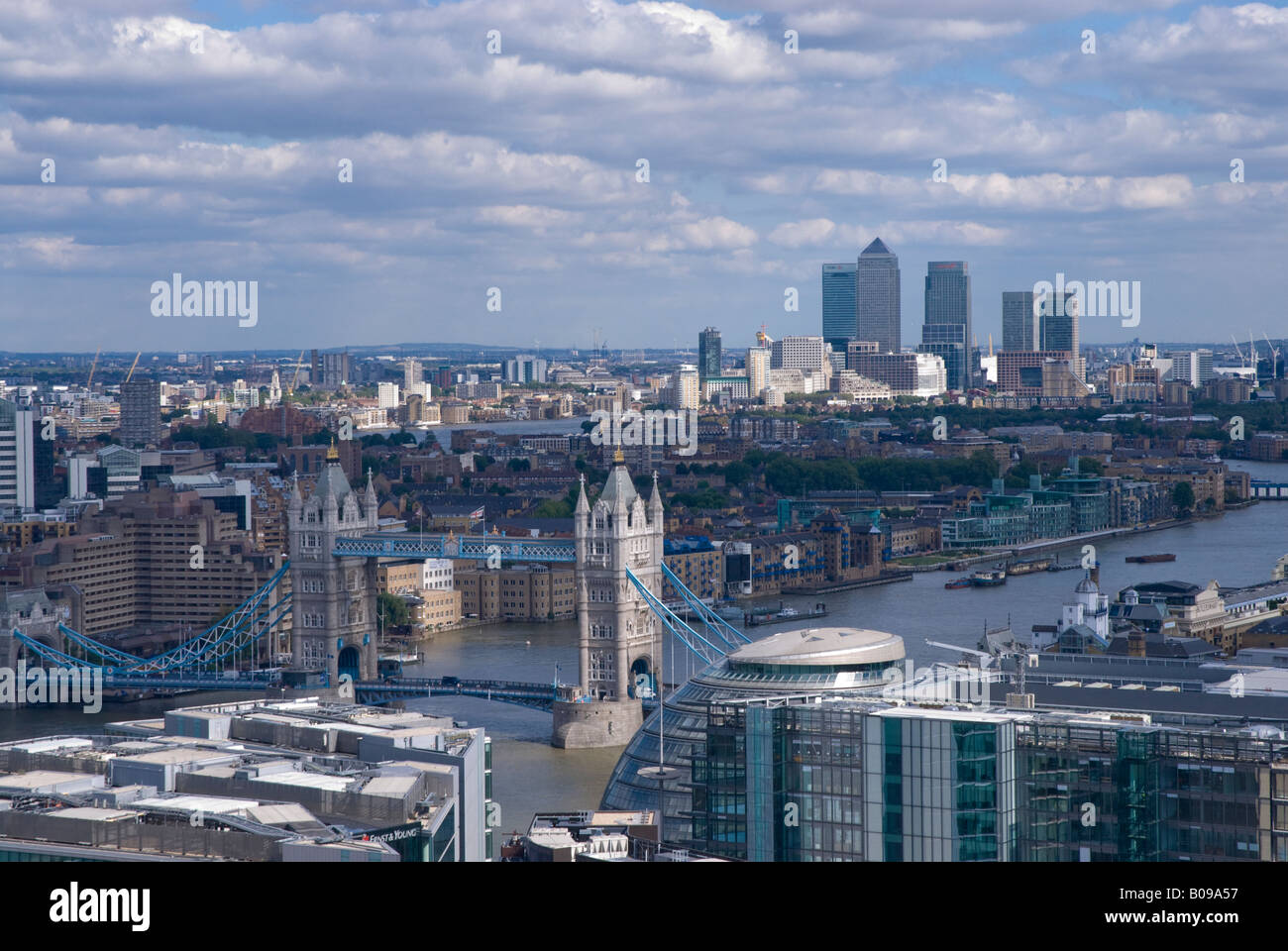 Panorama von der City of London, darunter die Themse und die Tower Bridge Stockfoto