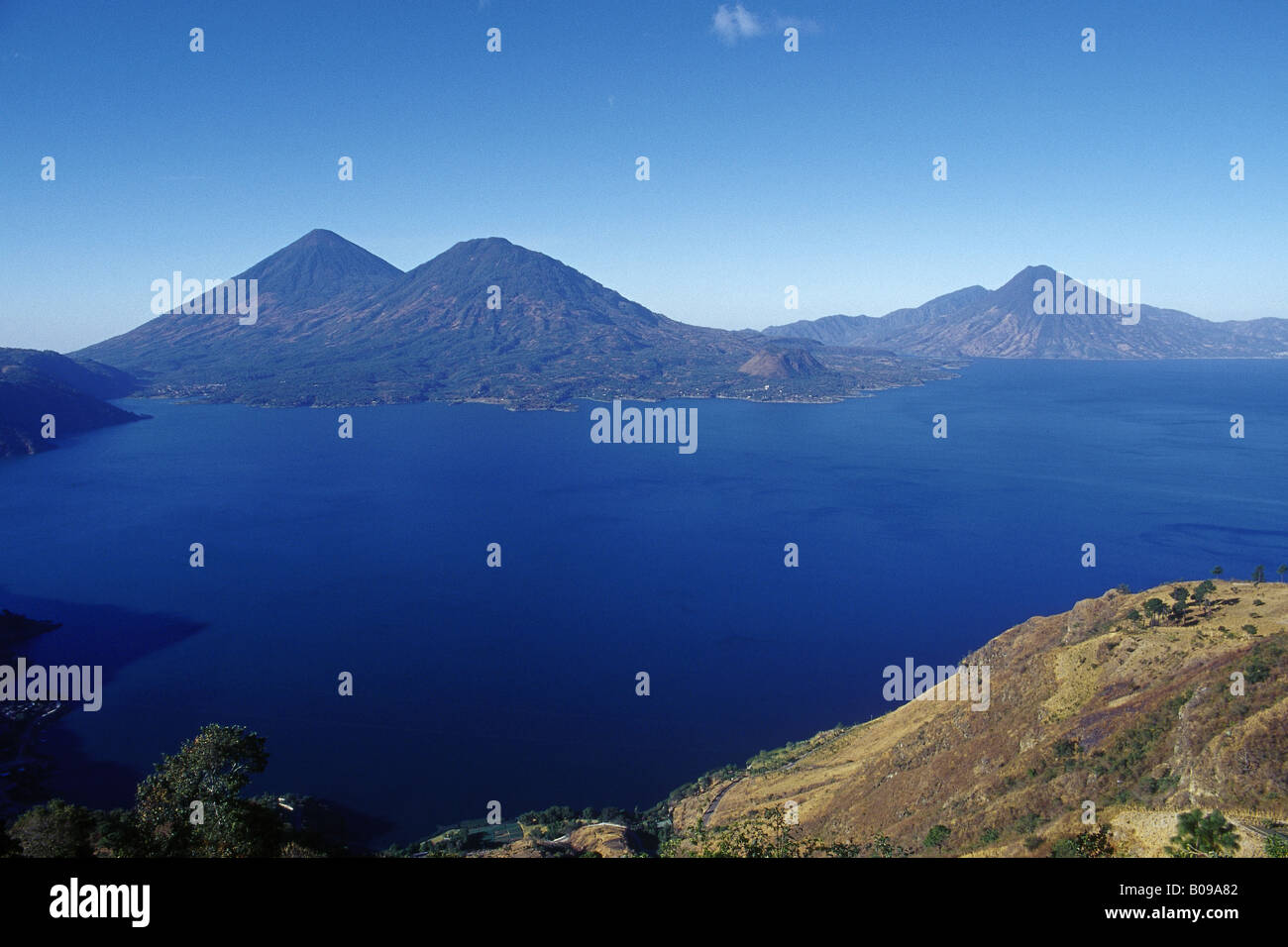 Blick über ruhige helle blaue Wasser des Sees zu Vulkanen Tomalin Atitlan See ATITLAN, GUATEMALA Stockfoto