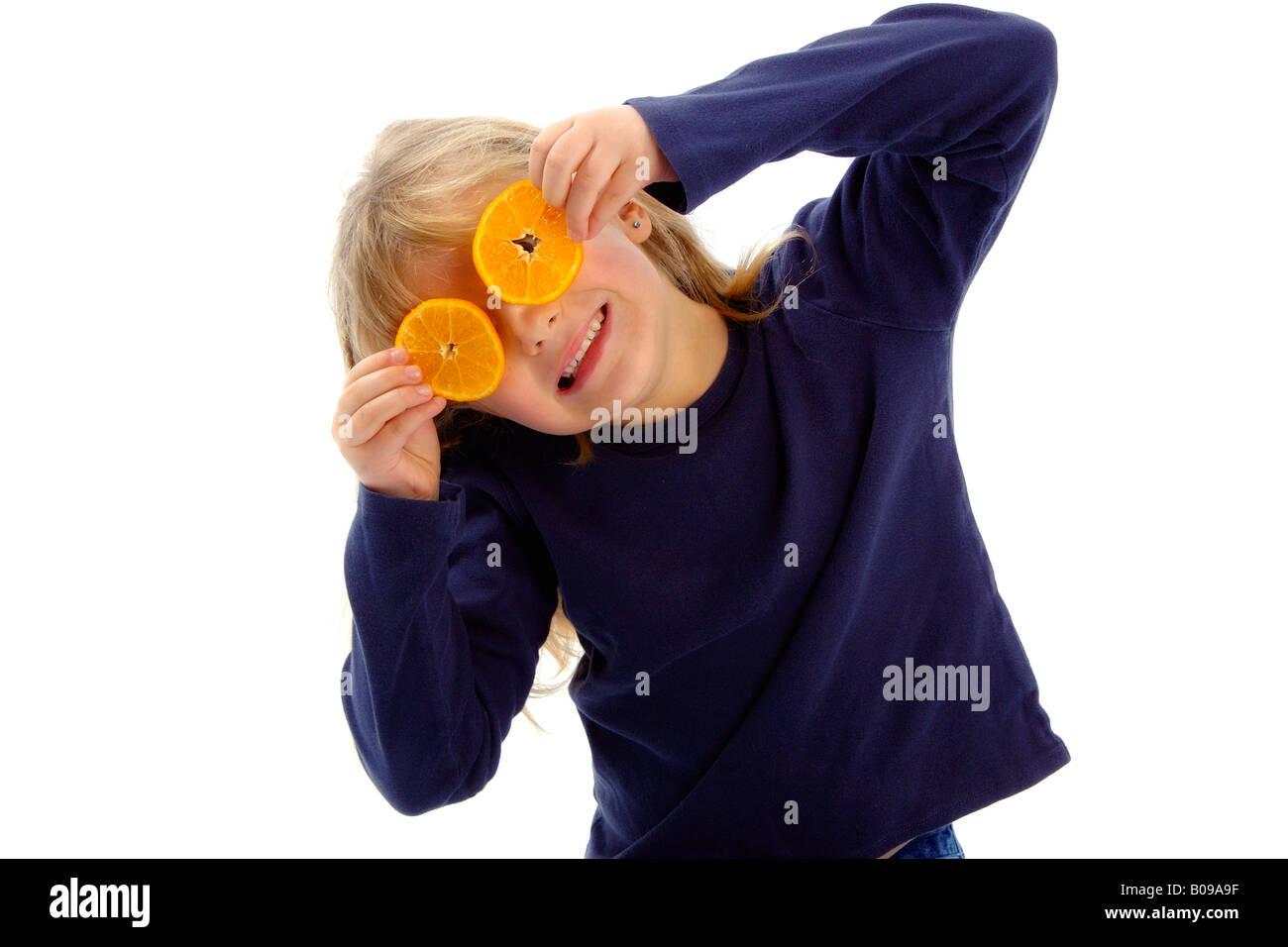 Junges Mädchen mit Orangenscheiben Stockfoto