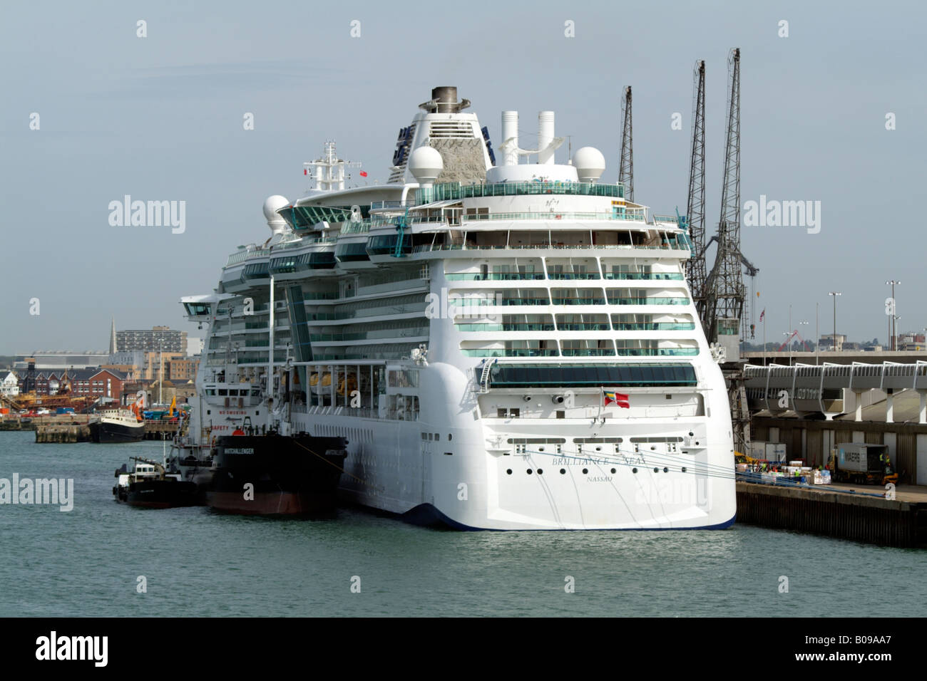 Brilliance of the Seas Kreuzfahrt Schiff neben am Terminal im Hafen von Southampton-Englands Königin Elizabeth II Stockfoto