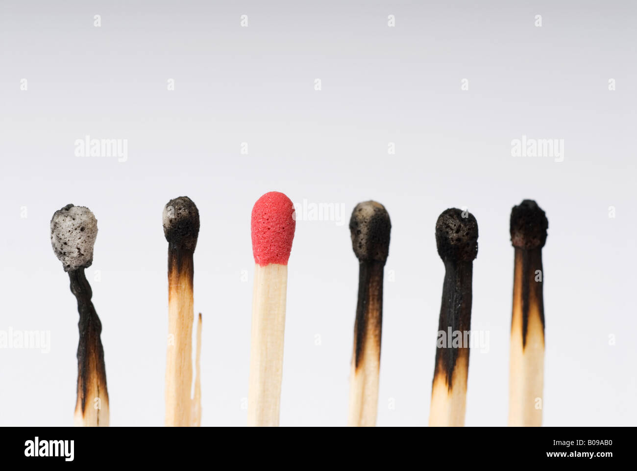 Stock Foto von einem live rote Streichholzkopf neben einem alten ausgebrannt Streichholzkopf Stockfoto