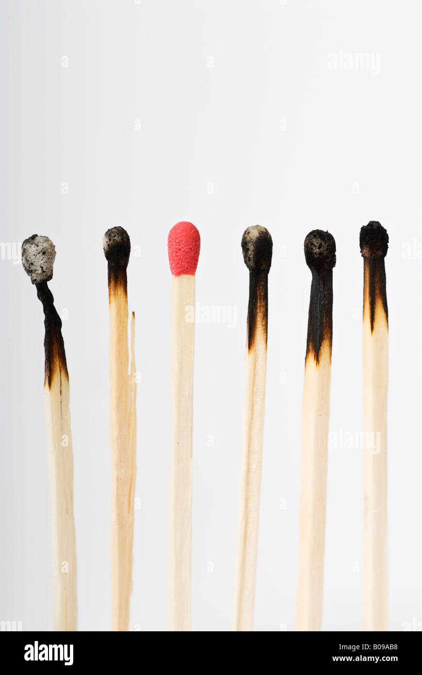 Stock Foto von einem live rote Streichholzkopf neben einem alten ausgebrannt Streichholzkopf Stockfoto