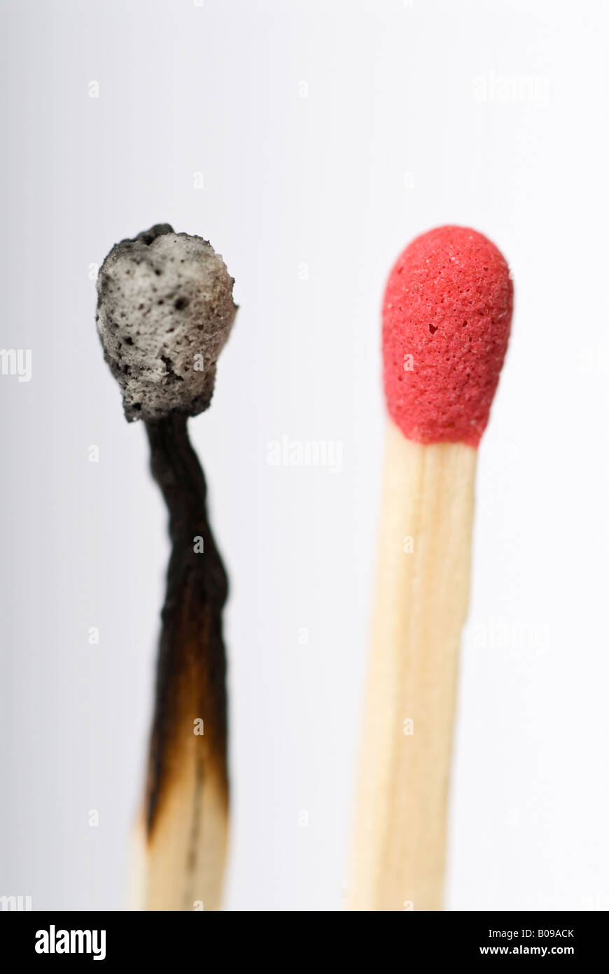 Stock Foto von einem live rote Streichholzkopf neben einem alten ausgebrannt Streichholzkopf Stockfoto