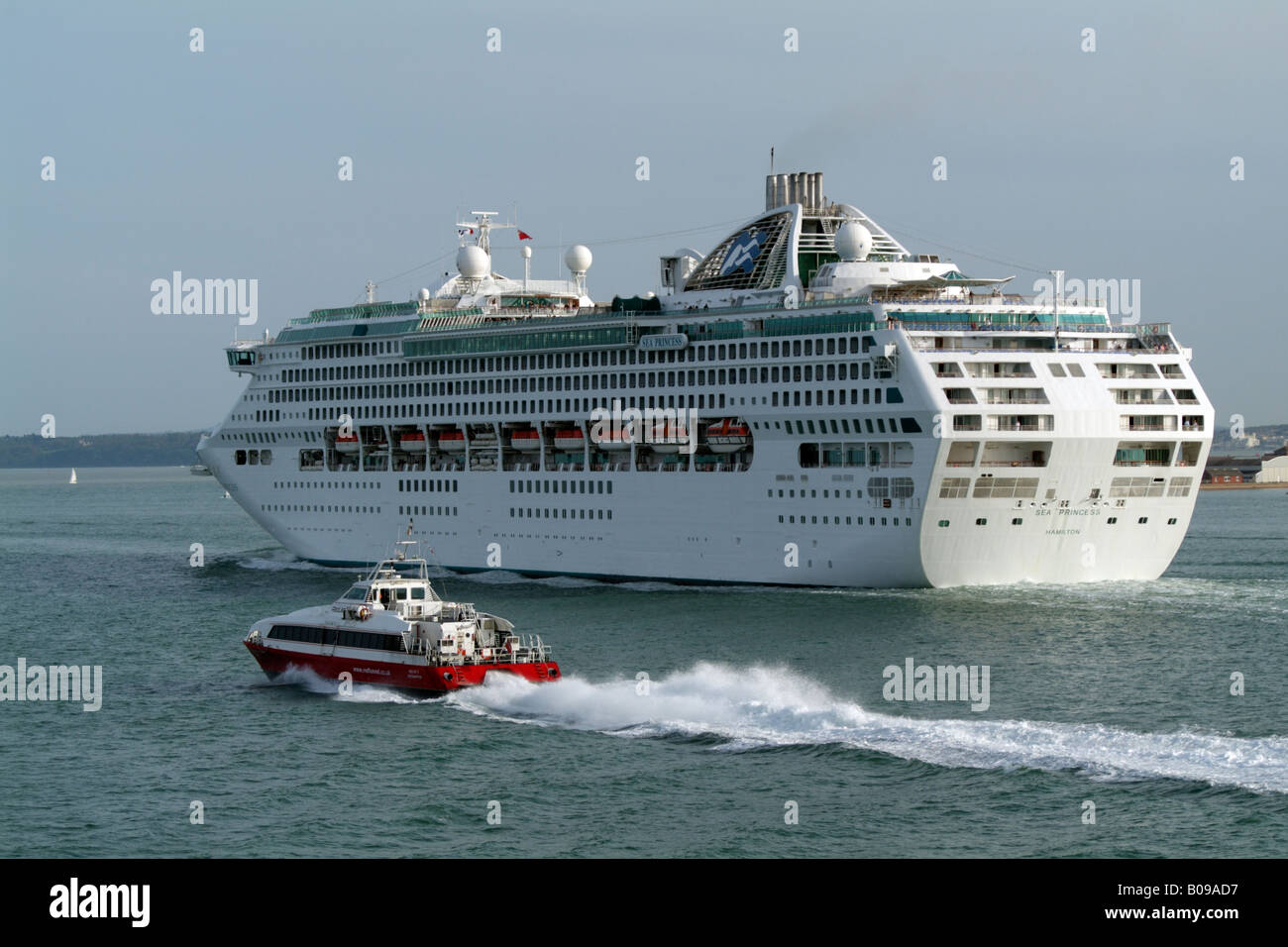 Die Sea Princess Kreuzfahrtschiff ausgehende aus Southampton England UK im Gange auf Southampton Water Stockfoto