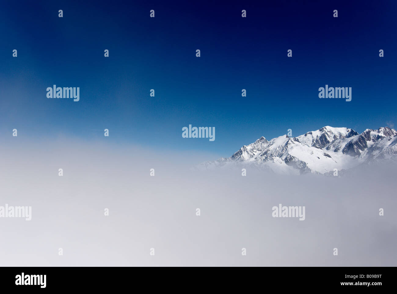 Das Massiv des Mont Blanc (4808m) über den Wolken von Col Cicle, Les Contamines Montjoie, Frankreich gesehen Stockfoto