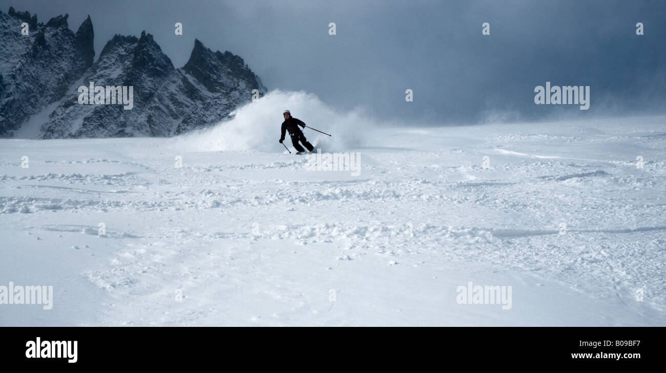 High-Speed-Off-Piste Skifahren mit frischem Pulverschnee auf Rognon Gletscher, Grands Montets Argentiere, Frankreich Stockfoto